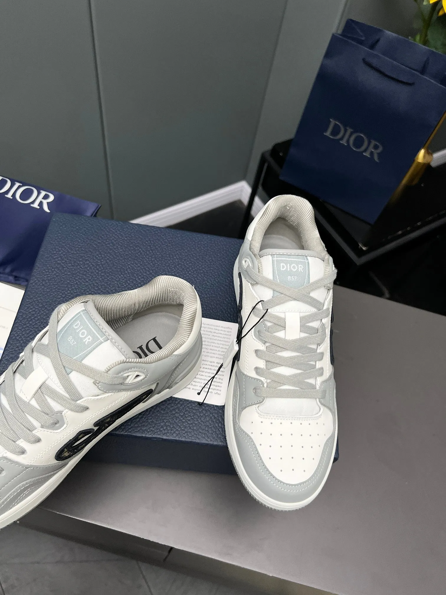 Men's Men's Shoes 💰600 Dior DiorB57 top version of low-top sneakers! ! ! Navy blue with beige smooth first-layer cowhide, fully oiled edges, T men's shoes 💰U outsole.  The 2024 autumn men's wear series has made a wonderful debut, a new classic item launched by Dior. Crafted from smooth first-grain cow leather in navy blue and beige, it's accented by a large leather heat-stamped CD logo on the sides. The distinctive laces of the same color match the color of the shoe body, and the opening and closing are decorated with various classic details on the tongue, sole and back side to enhance the style. The eyelet details, upper stitching and heel strip panels of the same color highlight the dynamic charm of its sports style. Exclusive two-color molded T men's shoes 💰U outsole is light, comfortable, non-slip and wear-resistant, the mesh lining and feet are customized with original colors, soft and breathable. Exquisite production technology highlights the grade, and can be matched with all kinds of clothing to create a refined look.